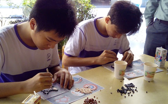 學生非常認真的製作拼豆，希望能多募款項作公益。